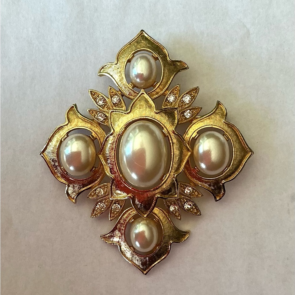 Vintage Richelieu Gold toned and Faux Pearl Brooch